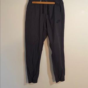 Men’s Nike jogger windbreak pants. Size L